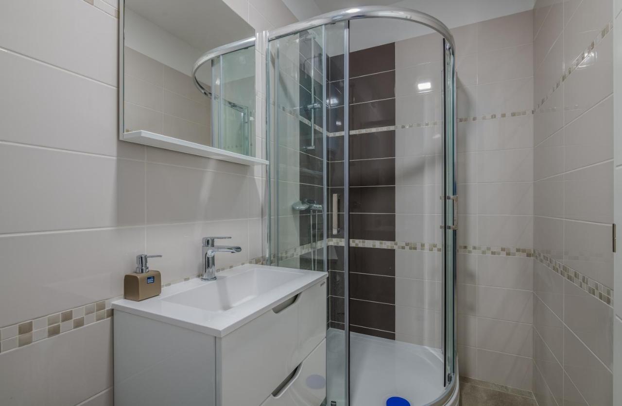 Appartment Divine Кърк Екстериор снимка